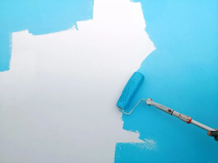 Mur avec peinture bleue lors de travaux de rénovation pour projet immobilier.