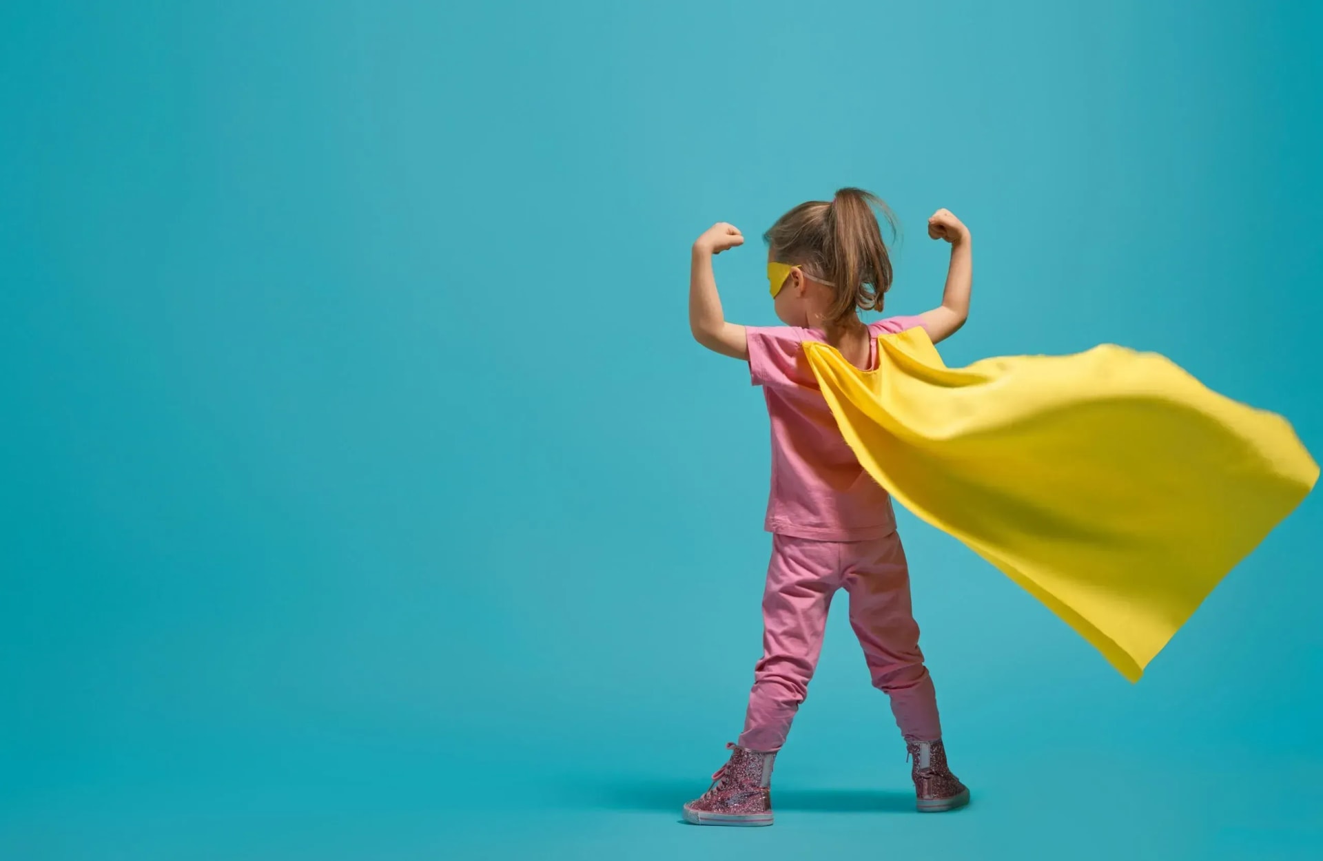 Petite fille déguisée en super-héroïne symbolisant la protection par l'assurance de prêtRetryClaude can make mistakes. Please double-check responses.