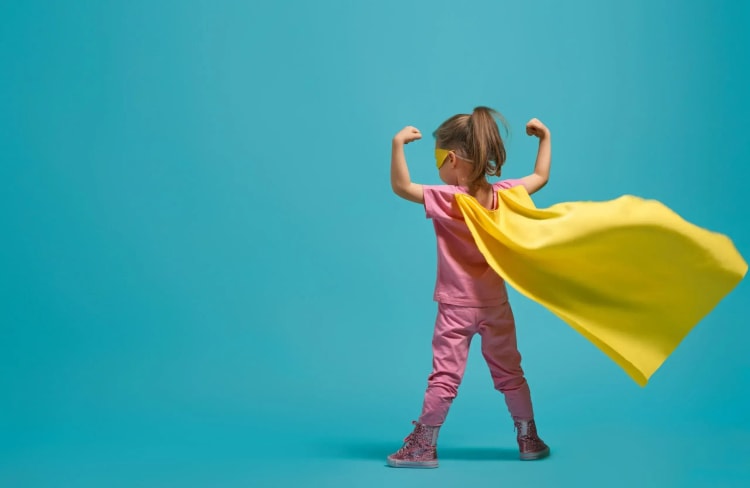 Petite fille déguisée en super-héroïne symbolisant la protection par l'assurance de prêtRetryClaude can make mistakes. Please double-check responses.
