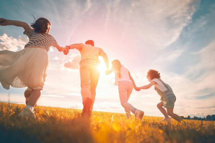 Famille réunie dans leur maison, protégée par une assurance emprunteur adaptée à leur projet immobilier