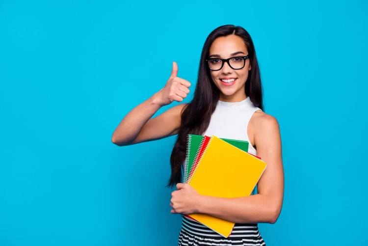 Jeune fille sur fond bleu représentant les services de courtier en assurance emprunteur