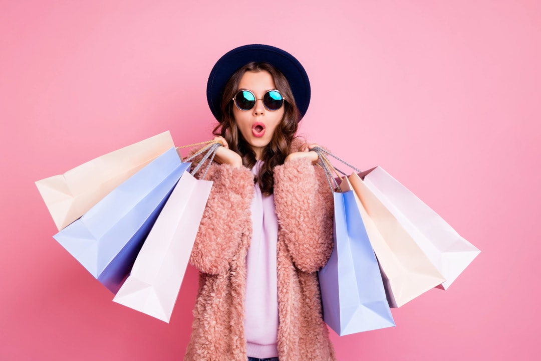 Une fille qui fait ses achats 
