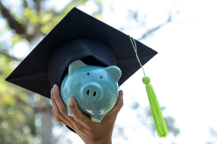 Tirelire et diplôme illustrant les solutions de prêt étudiant pour financer vos études