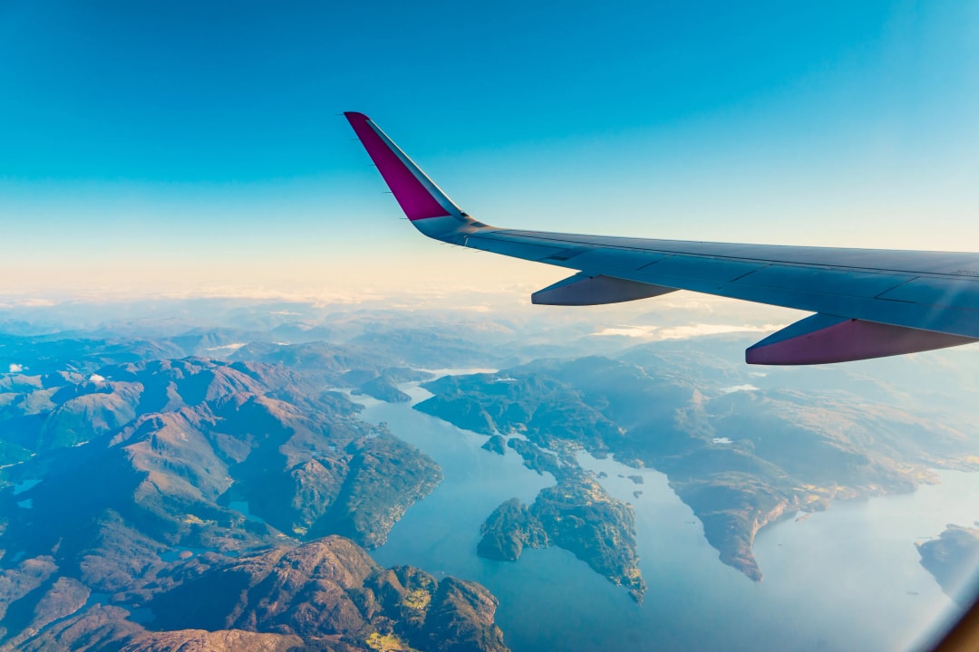 Vue d’un avion symbolisant le départ d’un expatrié ayant souscrit une assurance emprunteur adaptée à sa situation internationale