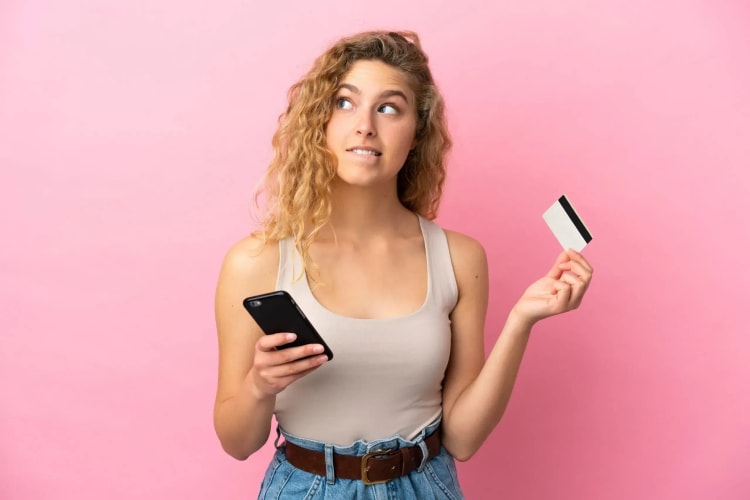 Jeune fille sur fond rose représentant les solutions de crédit à la consommation.