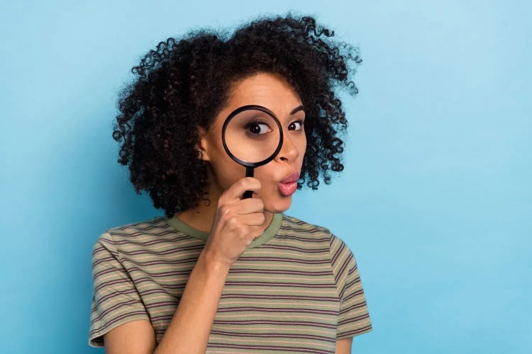 Jeune fille avec loupe sur fond bleu illustrant les services de mandat de courtageRetryClaude can make mistakes. Please double-check responses.