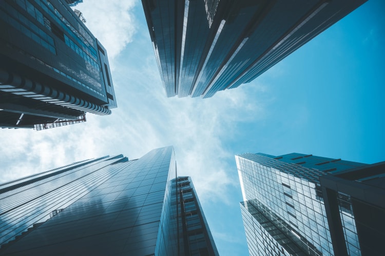 Vue-urbaine-vers-le-ciel-entre-des-gratte-ciel-modernes