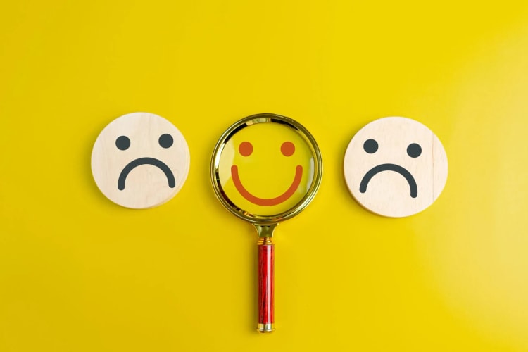 Loupe sur fond jaune expliquant les raisons de choisir l'assurance en délégation.