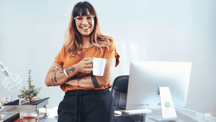 Jeune fille avec tasse de café illustrant les solutions de prêt d'honneur