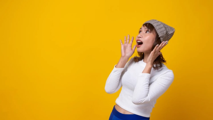 Femme surprise qui découvre la délégation d'assurance
