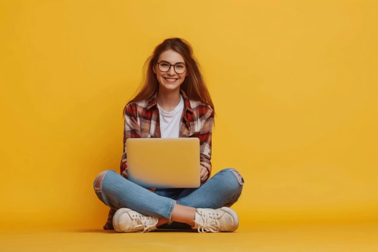 Étudiant consultant une offre de prêt étudiant pour financer ses études
