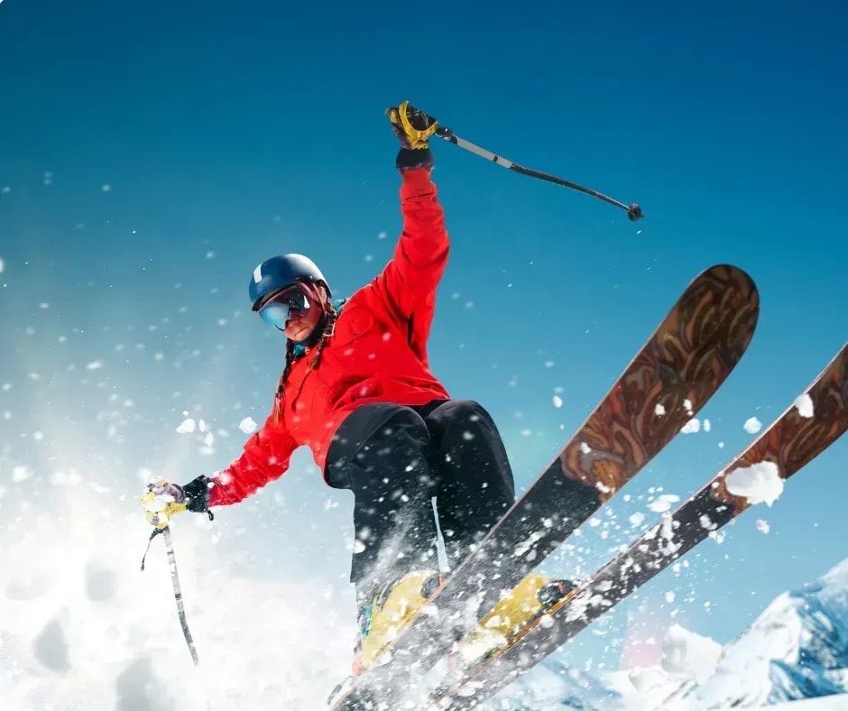 Skieur en vacances à la montagne, illustrant l’impact des sports à risques sur l’assurance de prêt immobilier