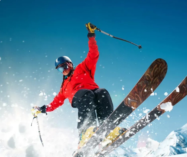 Skieur en vacances à la montagne, illustrant l’impact des sports à risques sur l’assurance de prêt immobilier