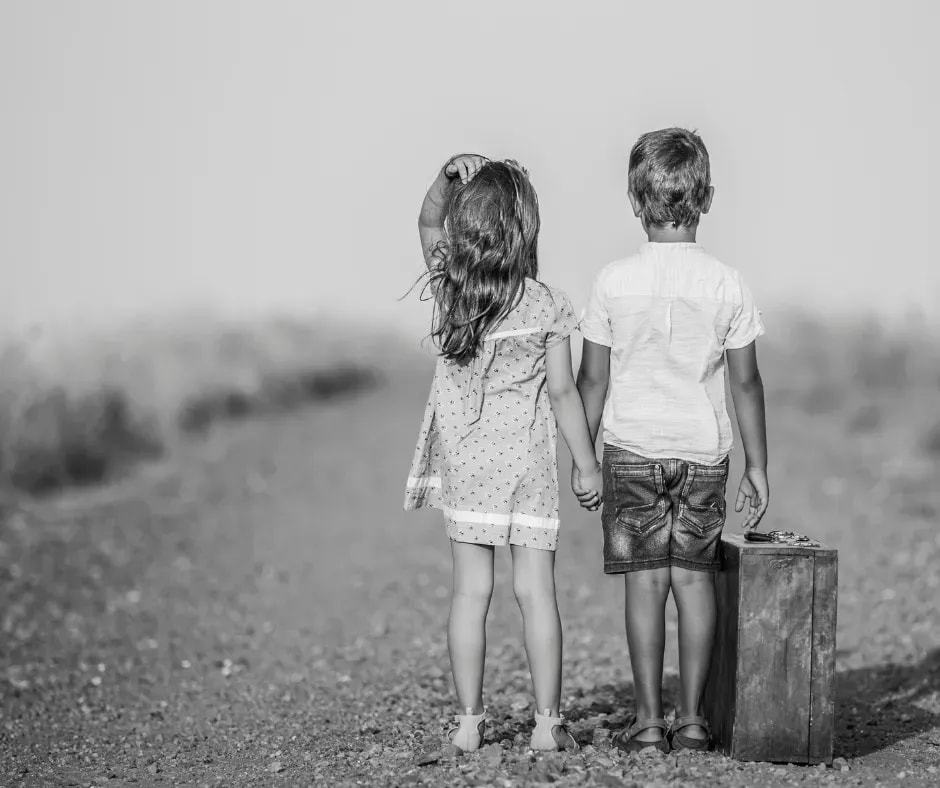 Enfants se tenant par la main