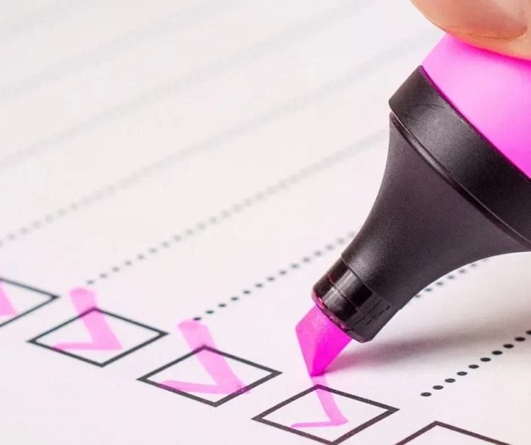 Stabilo rose qui coche symbolisant le questionnaire médical lié à l’assurance emprunteur