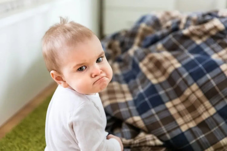 Enfant fâché qui boude 