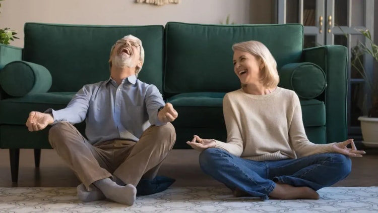 Famille sereine et détendue, symbolisant la tranquillité d’esprit apportée par une assurance emprunteur adaptée