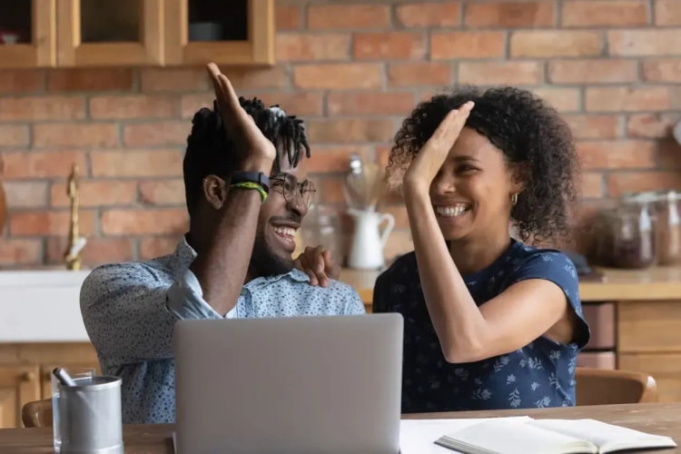 Couple faisant un check à la réception de leur nouvelle maison après l’achat