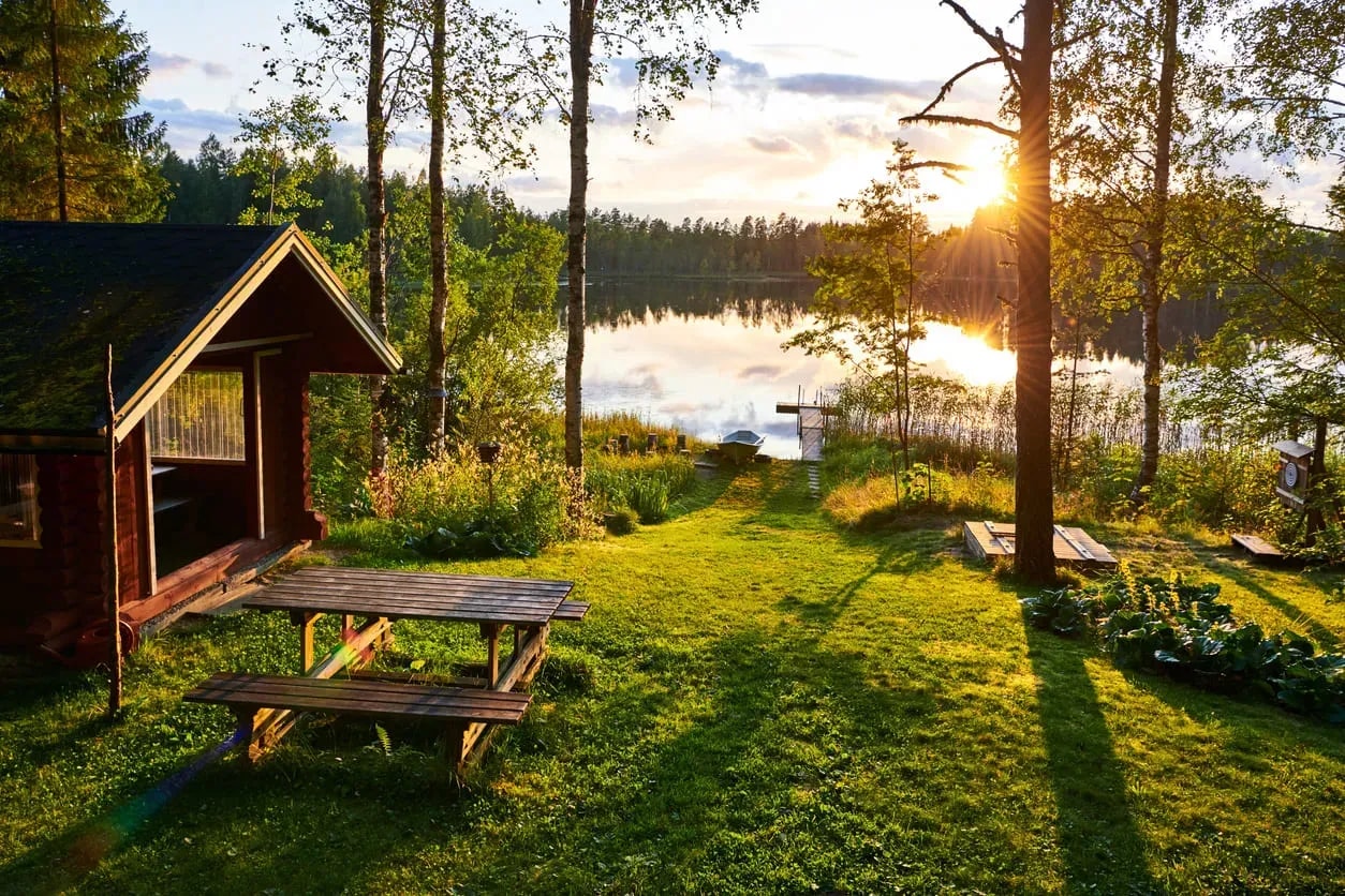 Cabane en bois au bord d’un lac, utilisée comme résidence secondaire pour des séjours nature et détente