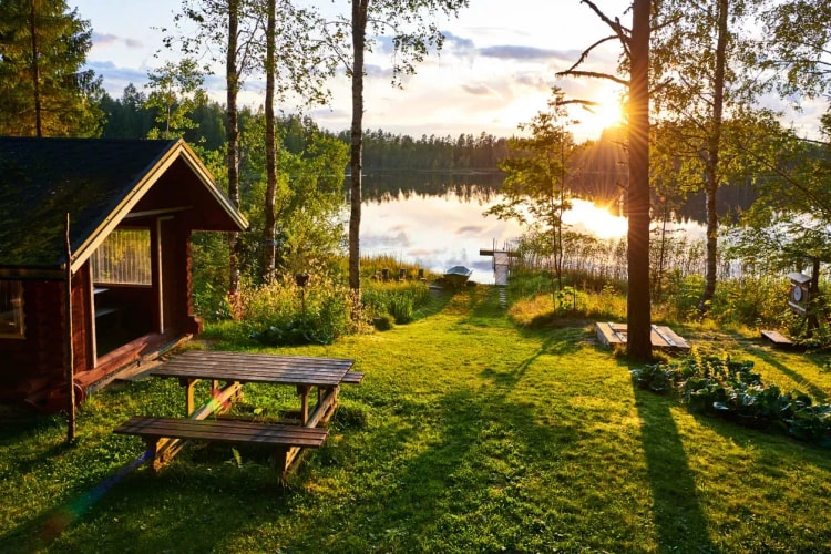 Cabane en bois au bord d’un lac, utilisée comme résidence secondaire pour des séjours nature et détente