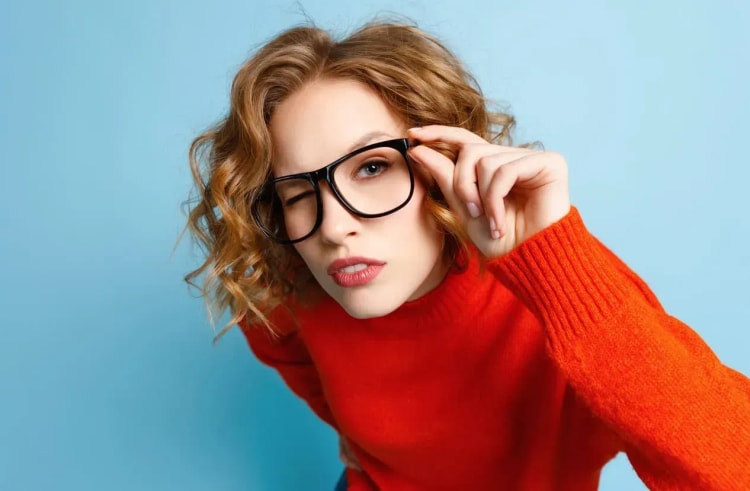 Jeune femme avec des lunettes consultant une offre d’assurance emprunteur