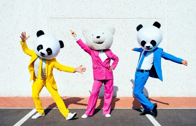 Personnes portant des têtes de panda et des costumes colorés lors d’un événement insolite