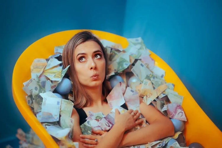 Jeune femme dans une baignoire entourée de billets symbolisant l’investissement locatif et le cashflow