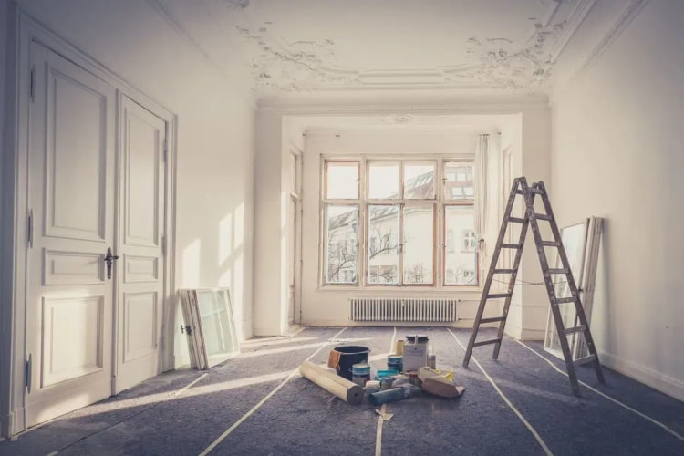 Travaux de peinture dans un logement pour rénover une passoire thermique et améliorer sa performance énergétique