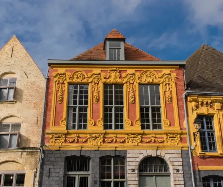 Vieil immeuble illustrant l'investissement immobilier. 