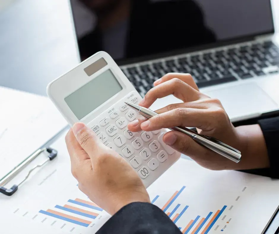 Calculatrice posée sur des documents, illustrant les économies possibles grâce à la loi Lemoine sur l’assurance emprunteur