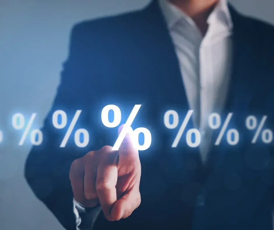 Main sur un % illustrant le taux fixe et le taux variable