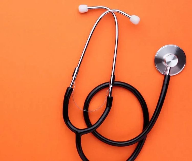 Stéthoscope pour évaluer l’état de santé d’un emprunteur dans le cadre d’une assurance crédit immobilier